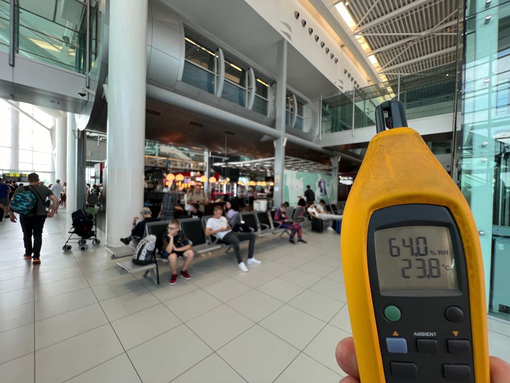 GALERIE FOTO: Se respiră din nou pe Aeroportul Henri Coandă. Sistemele de aer condiționat au fost - Imagine 1