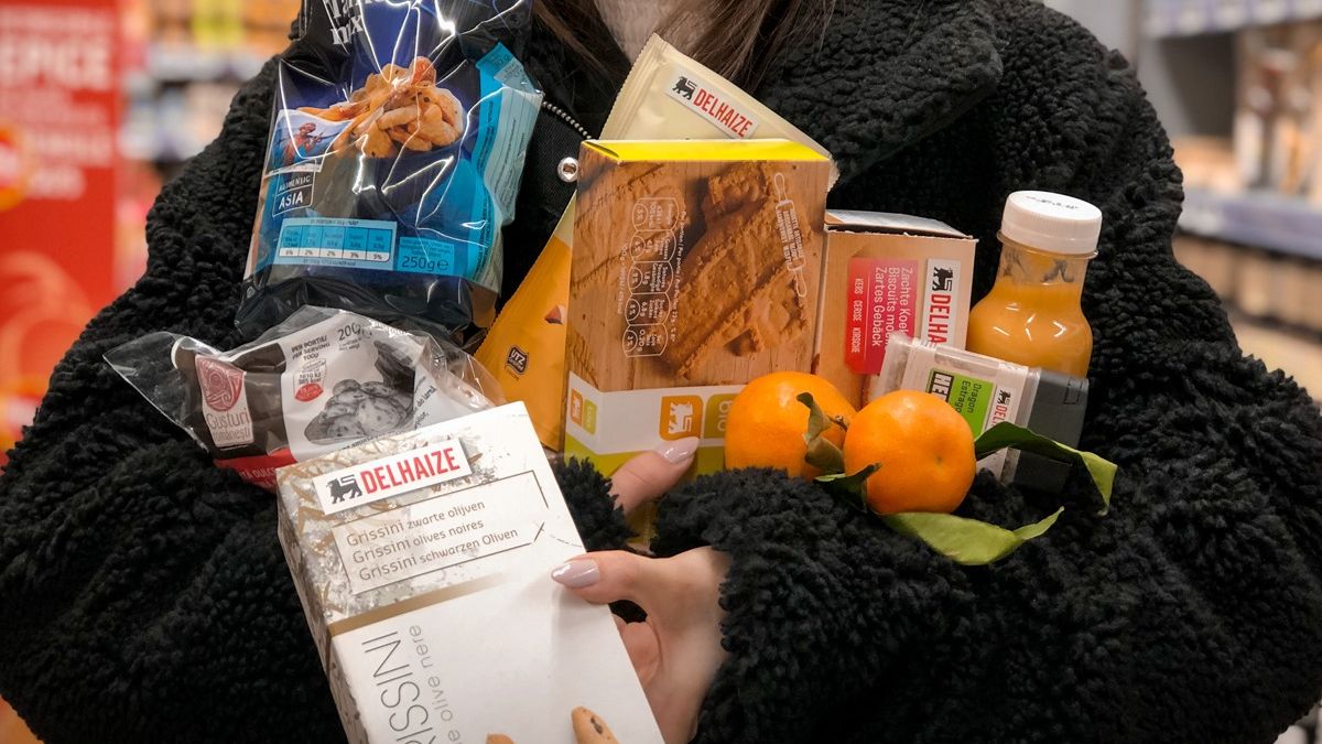 Coronavirus | Mega Image dezinfectează și igienizează magazinele și anunță clienții să păstreze distanța în magazine