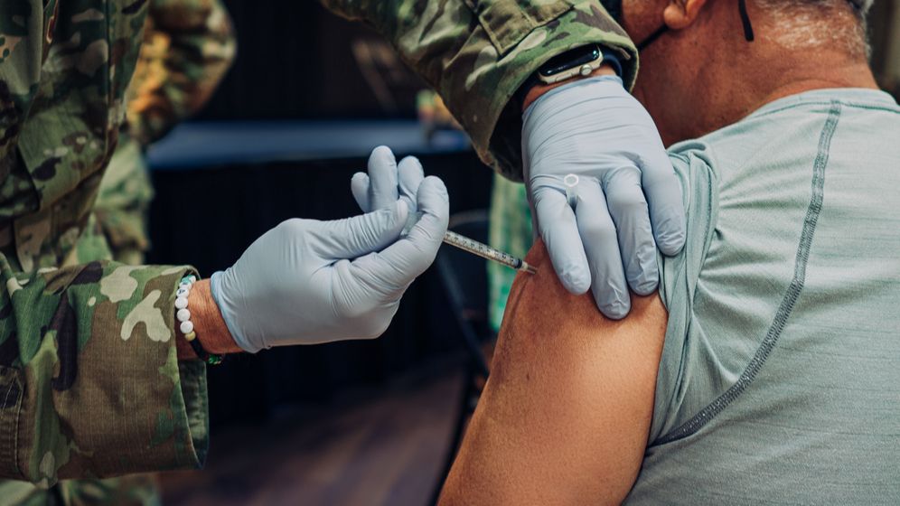 Vaccinare forțată: Cetățeni amenințați că vor fi băgați în închisoare dacă nu își iau doza