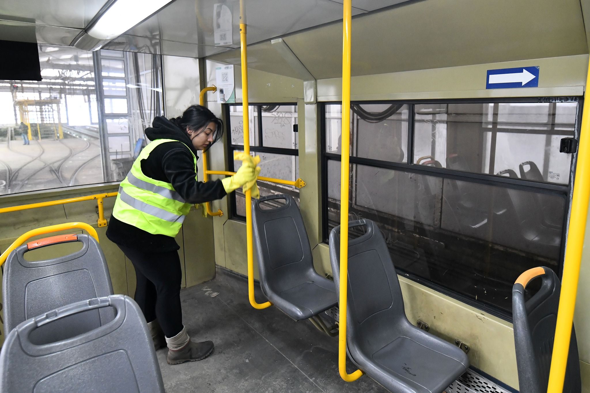 [FOTO] Primăria demonstrează cum sunt spălate zilnic autobuzele și tramvaiele în București, la cererea lui Ciucu - Poza 6
