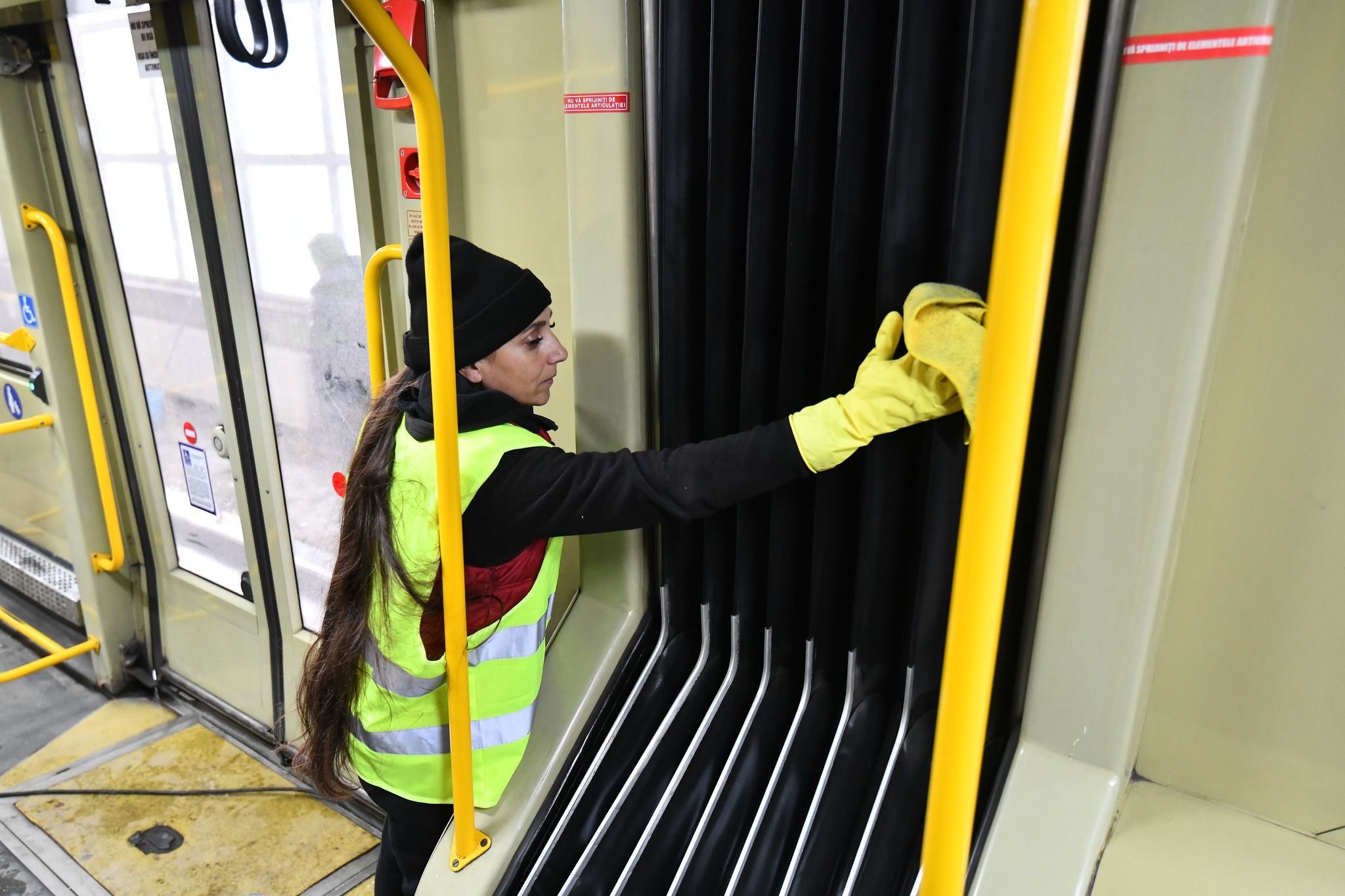 [FOTO] Primăria demonstrează cum sunt spălate zilnic autobuzele și tramvaiele în București, la cererea lui Ciucu - Poza 2