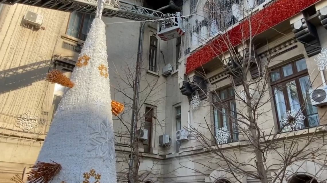 Pe Târgul de Crăciun din Craiova, ”al treilea din Europa”, a început să cadă tencuială din Palatul Administrativ