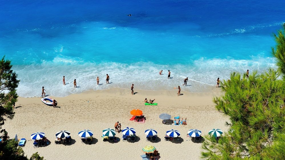 Grecia redeschide plajele private și muzeele