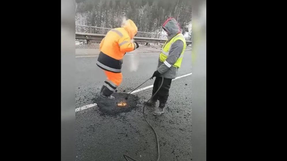 Lucrare tipic românească. Asfaltare făcută cu picioarele