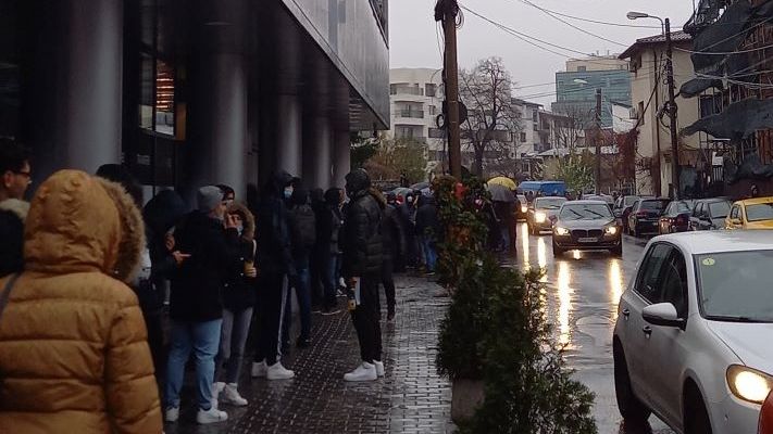 Bucureștenii au făcut coadă în ploaie și frig pentru o promoție de produse Apple