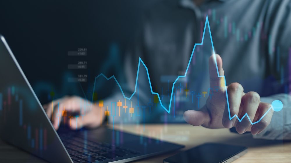 Analiștii financiari văd leul mai slab și piața imobiliară în recul în următoarele 12 luni