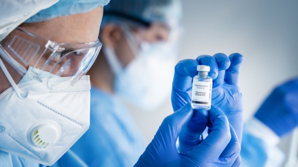 Studiu: Persoanele vaccinate anti-COVID sunt protejate împotriva noilor tulpini ale virusului