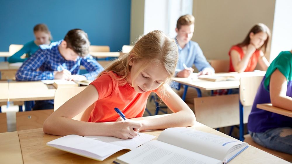 ISMB: Elevii de clasa a VII-a nu au in continuare manuale la Matematica, Chimie si Istorie; sunt contestatii la licitatii