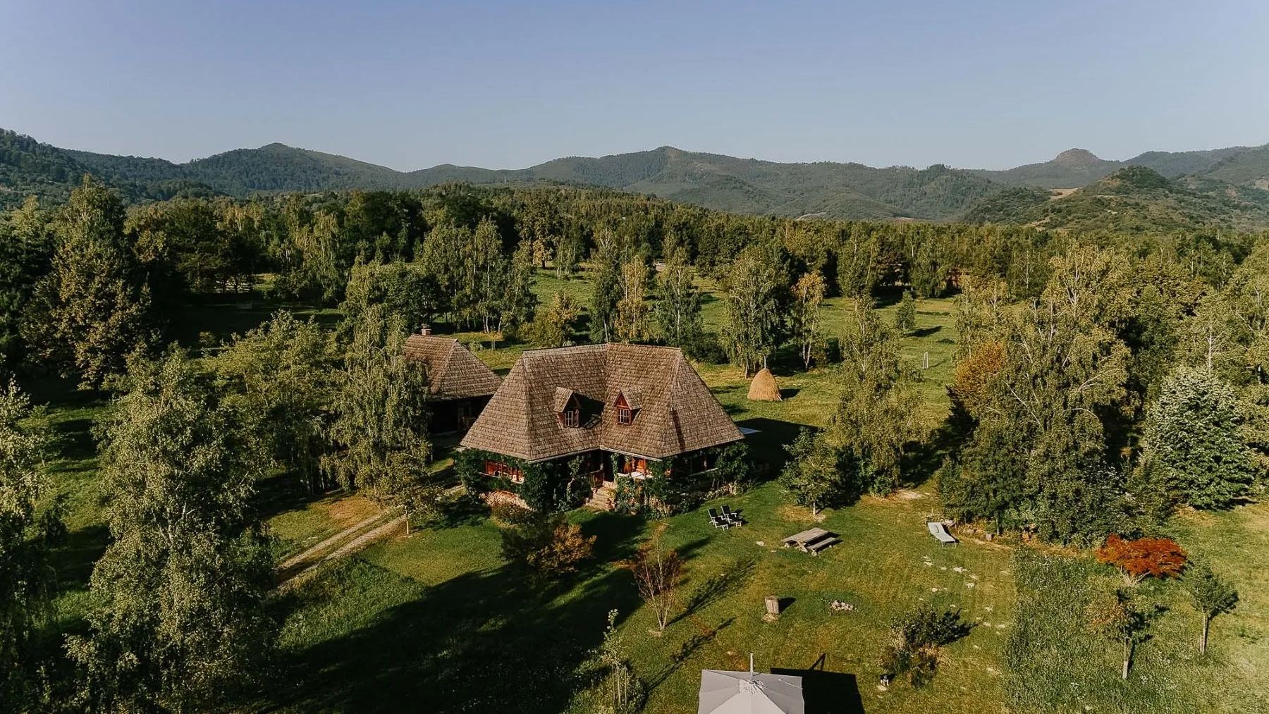 GALERIE FOTO | Ansamblu de case din Maramureș, într-o zonă protejată de UNESCO, scos la vânzare