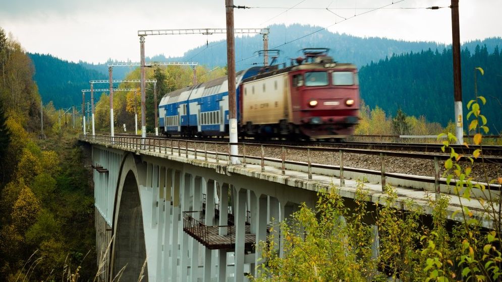 CFR suspendă mai multe trenuri în toată țara din cauza datoriilor. Multe ar putea afecta navetiștii