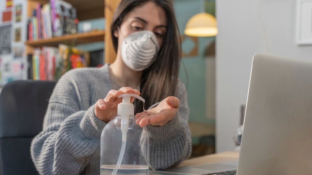 STUDIU: 56% dintre români nu pot lucra de acasă, rămânând vulnerabili infecției cu virusul