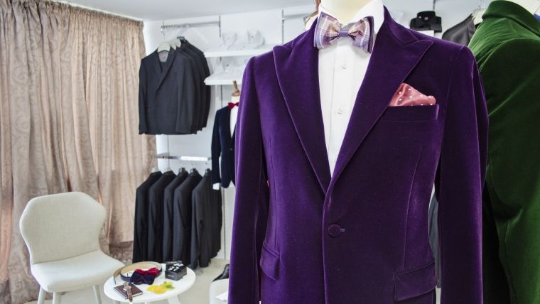 Dupa o croitorie si un magazin online, a lansat un serviciu de inchiriere costume barbatesti de ceremonie. Povestea iTux