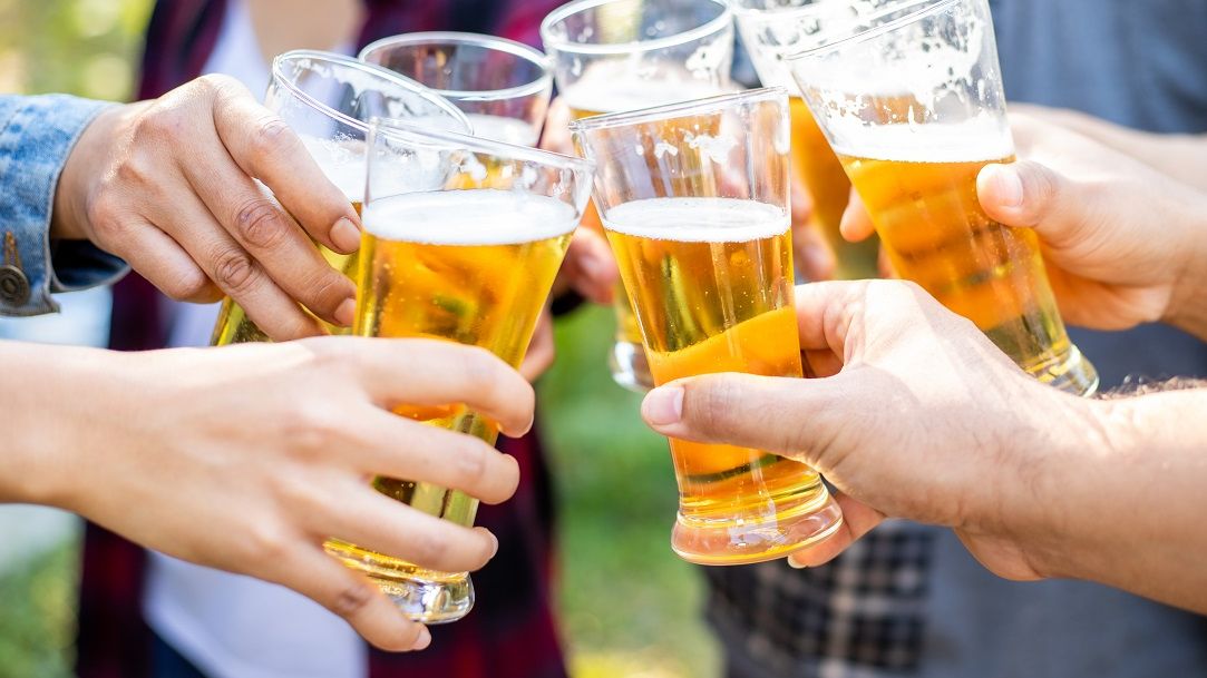 România și Ungaria, țările din UE cu cea mai ieftină băutură: în ce țări dai cei mai mulți bani pe bere sau vin