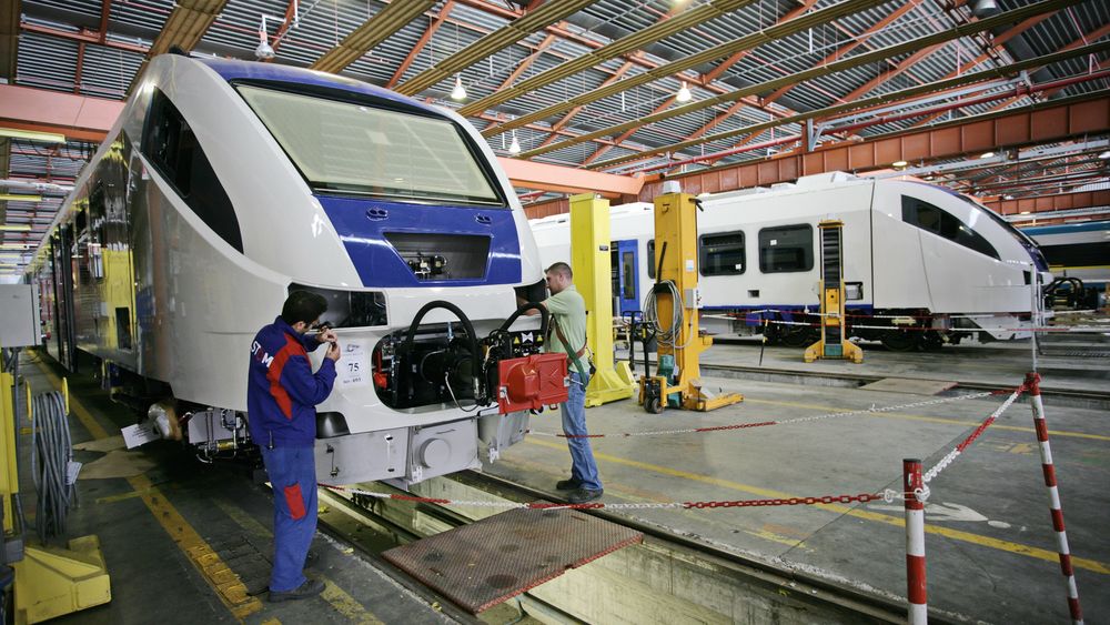 Un nou tren electric, primul după 40 de ani, va ajunge în România. Cât a costat