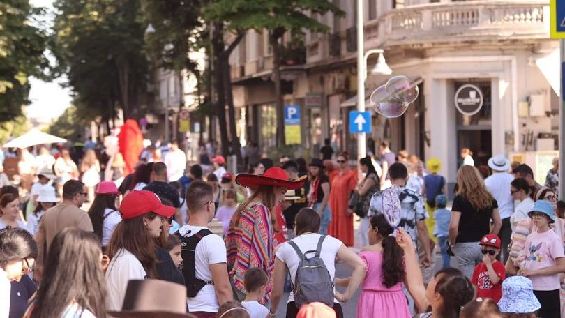 Promenadă Constanța: un tronson al bulevardului Tomis a fost transformat în zonă de promenadă pentru turiști