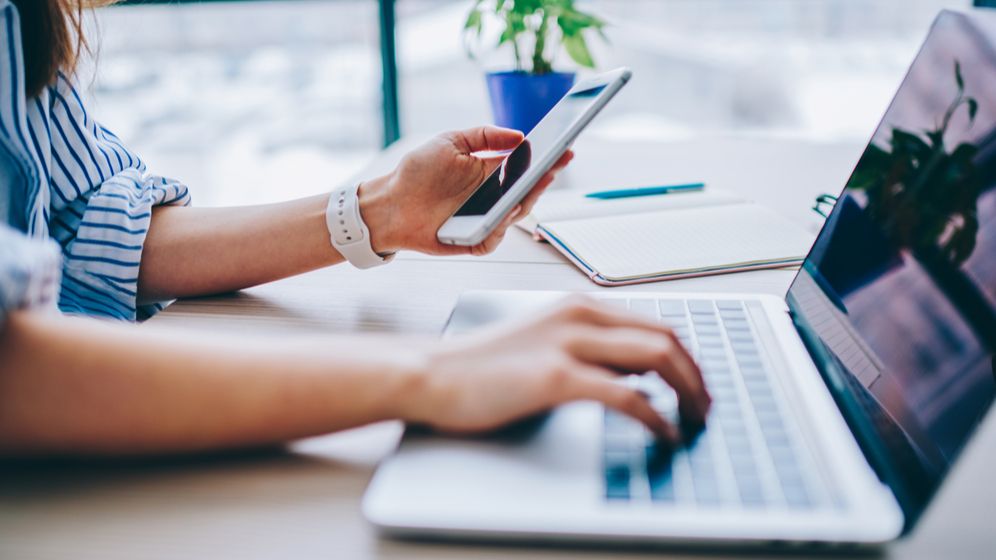 Băncile la care îți poți deschide cont și lua cardul 100% online. La ce să fii atent