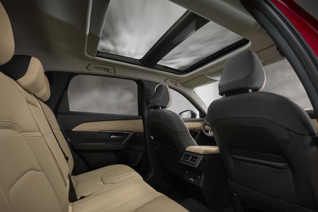 [FOTO] Noua Mazda CX-5 este mai mare, dar pierde motorizarea diesel - Imagine 2