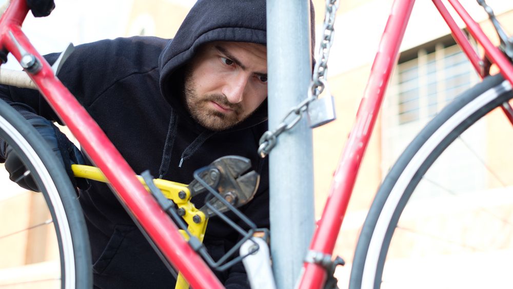 Perchezitii la o banda de hoti de biciclete din Brasov