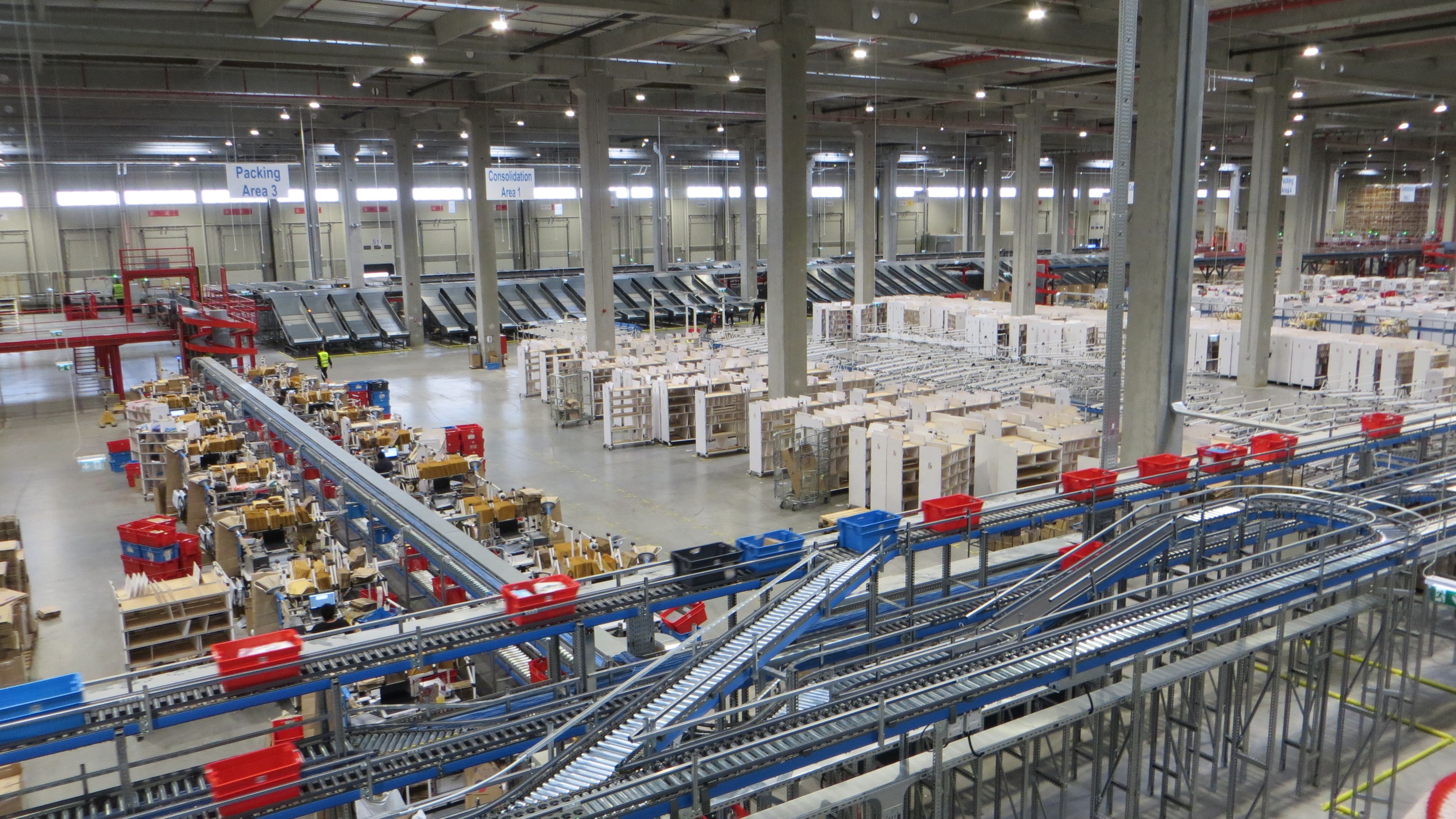 GALERIE FOTO | Cum arată depozitul robotizat al eMAG. Banda de transport are 10 kilometri, sunt sute de roboți