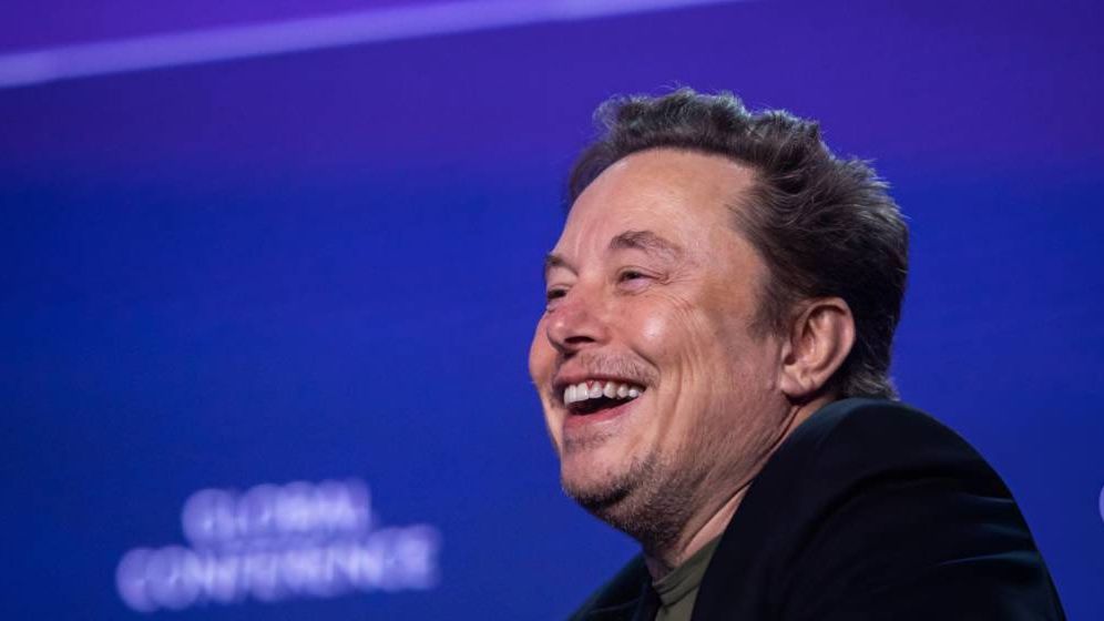 Musk le spune angajaţilor Tesla să-şi păstreze acţiunile, deşi valoarea lor a scăzut cu 50%