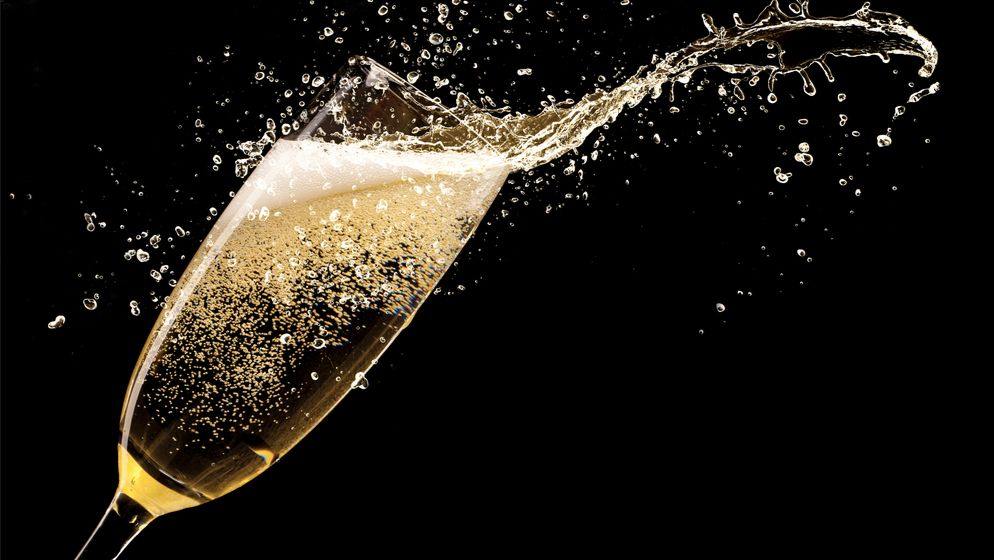 Scandalul închirierii plajelor din Năvoari: Patronii construiau ilegal și preferau să plătească amenzi ce valorau cât două șampanii de lux