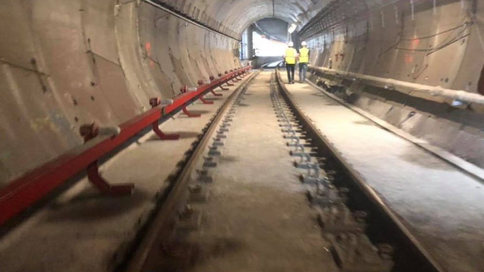 VIDEO Un tânăr s-a filmat în timp ce călătorea agățat de o garnitură de metrou din București