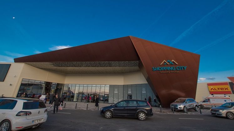 Shopping City Ramnicu Valcea, edificat pe terenul unei foste fabrici de mobila. Ce retaileri sunt in mall?