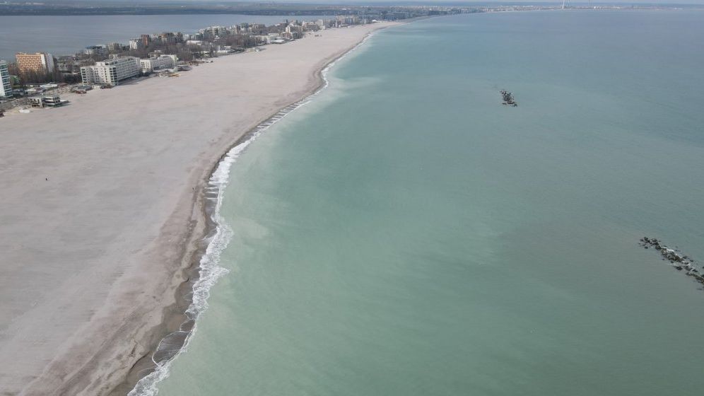 Plaja nemulțumiților din Mamaia se îngustează