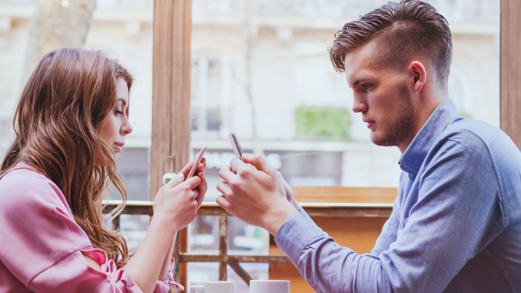 O treime dintre romani folosesc aplicatii de Dating, iar 43% recunosc ca flirteaza prin intermediul smartphone-ului