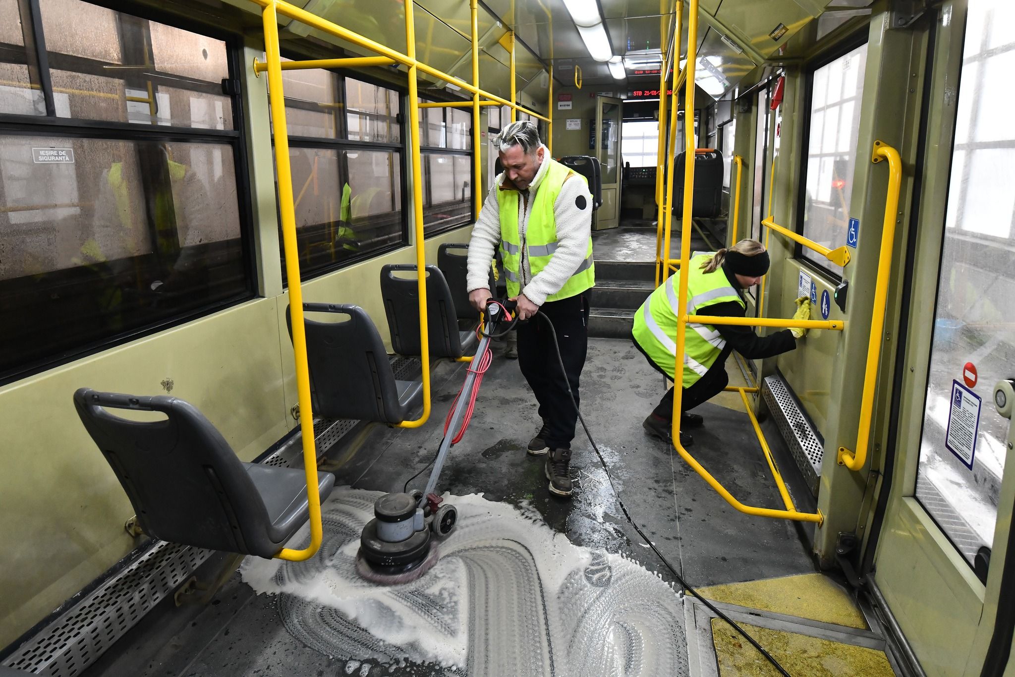 [FOTO] Primăria demonstrează cum sunt spălate zilnic autobuzele și tramvaiele în București, la cererea lui Ciucu - Poza 3