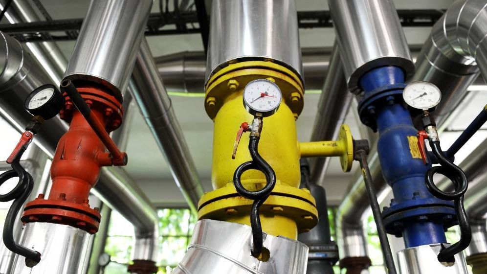 Problemele bucureștenilor cu apa caldă ar putea continua: Termoenergetica, datorii de 237 milioane de euro la ELCEN