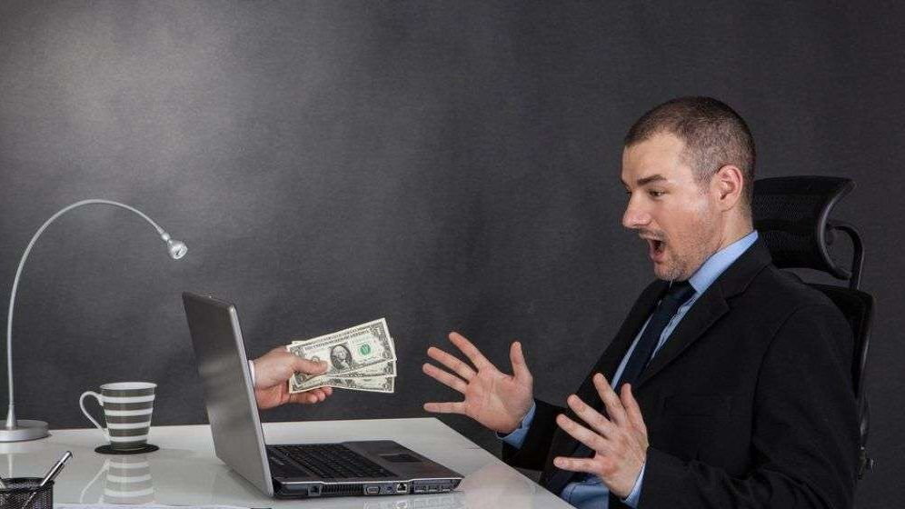 Libra Internet Bank plătește clienții cu peste 200 de lei dacă își conving prietenii să-și facă cont bancar