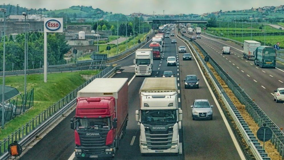 Transportatorii cer de clarificarea de urgență a impozitării diurnei șoferilor profesioniști români