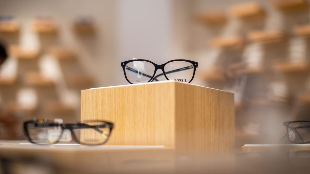 UPDATE Libertatea: Lensa, acuzată de angajați că a ascuns cazurile de Coronavirus din magazinele de optică, ca să nu piardă clienți. Reacția companiei