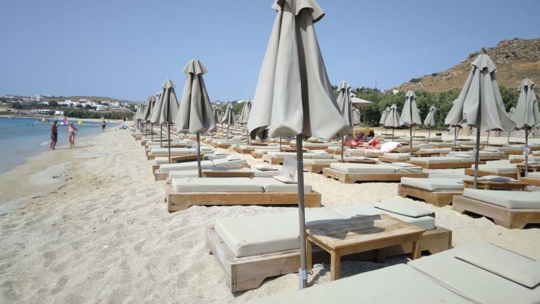 La plajă în Grecia: Schimbările care au venit cu amenzi de 350.000 de euro în doar 5 zile. Ce trebuie să știi