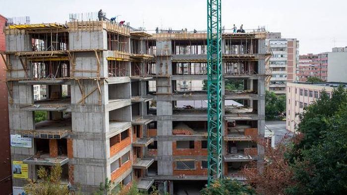 Revista presei, 15 noiembrie: 500 de romani au fost pagubiti cu 3.000.000 de euro de un tanar care vinde apartamente ilegal
