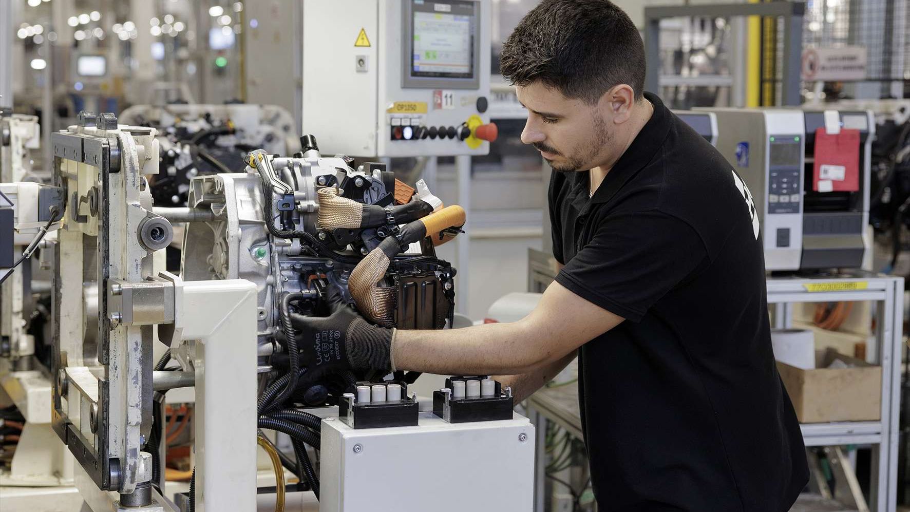 Renault vrea să transforme mașinile electrice în hibride. Cum este posibil