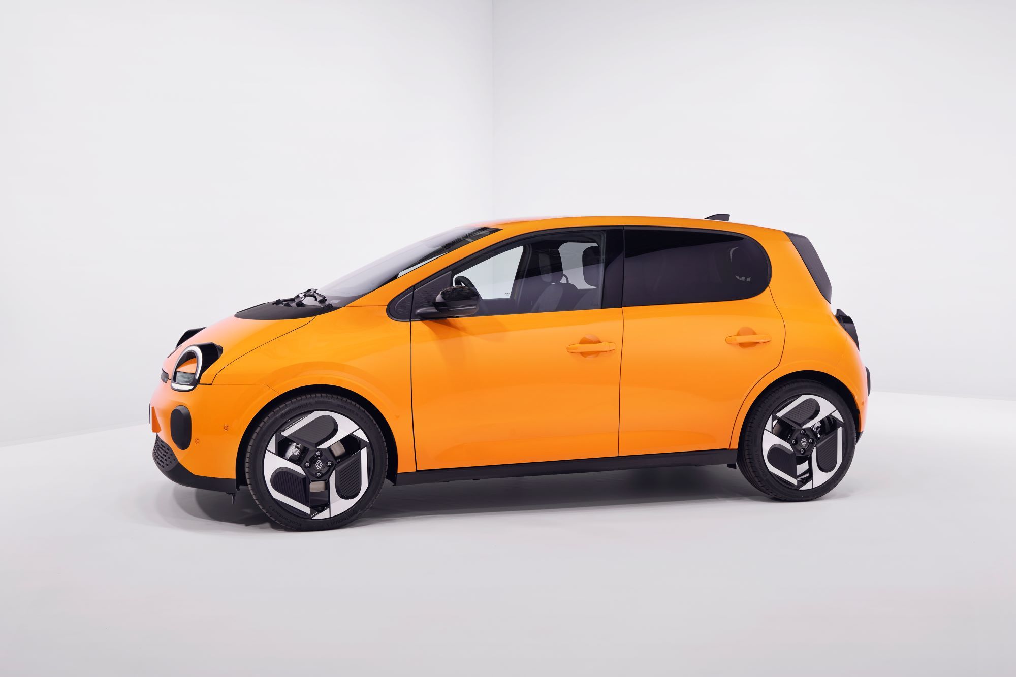 FOTO | Noul Renault Twingo este aici. Cât va costa micro-mașina de oraș pe care se bazează înlocuitorul Daciei Spring - Poza 10