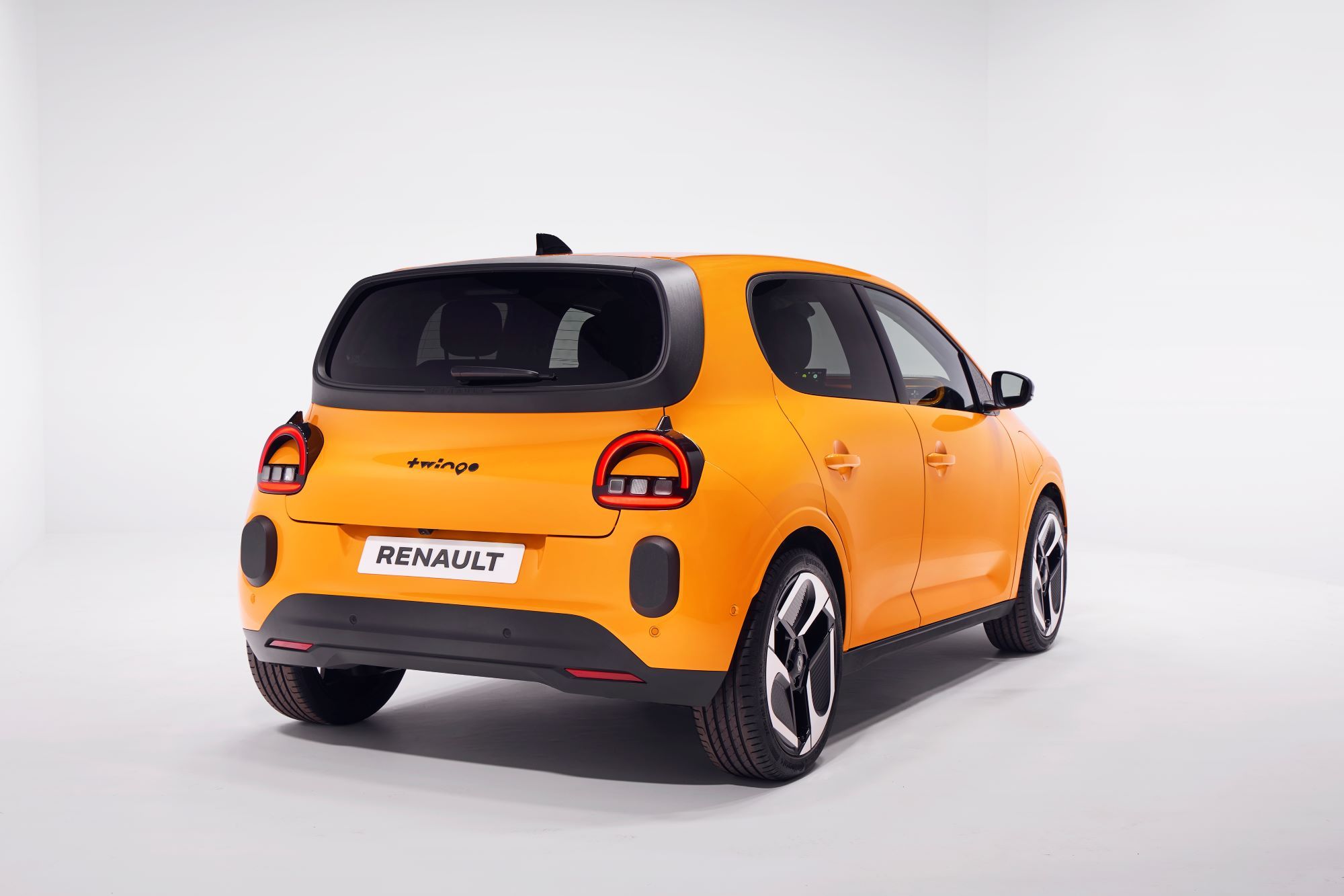 FOTO | Noul Renault Twingo este aici. Cât va costa micro-mașina de oraș pe care se bazează înlocuitorul Daciei Spring - Poza 8