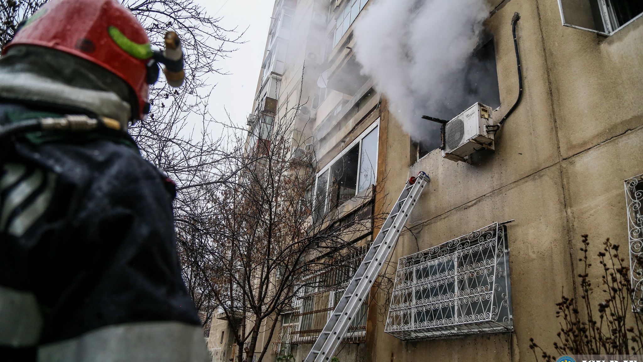 [FOTO] Un bucureștean și-a incendiat apartamentul