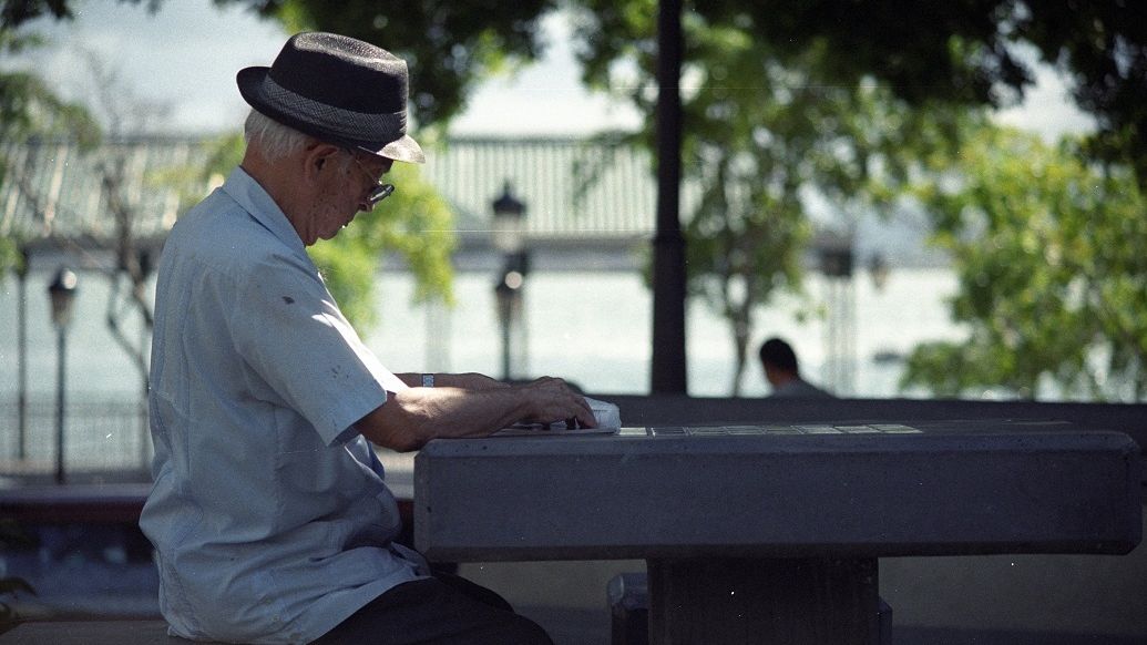 Studiu: Peste jumătate din pensionarii români se simt excluși social și financiar