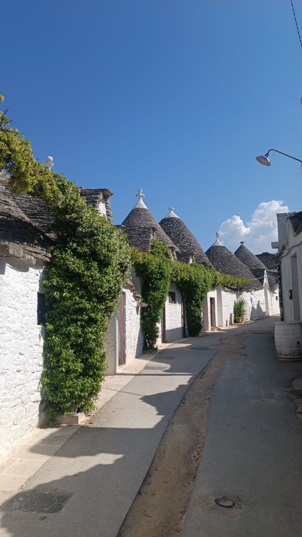 GALERIE FOTO: Alberobello, locul de unde s-au inspirat românii care au construit Castelul de Lut Va - Imagine 12