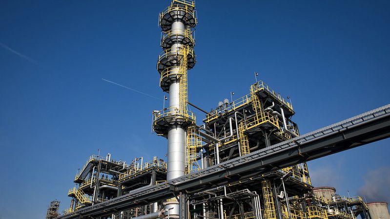 OMV Petrom va capta și folosi CO2 printr-o metodă nouă la Rafinăria Petrobrazi