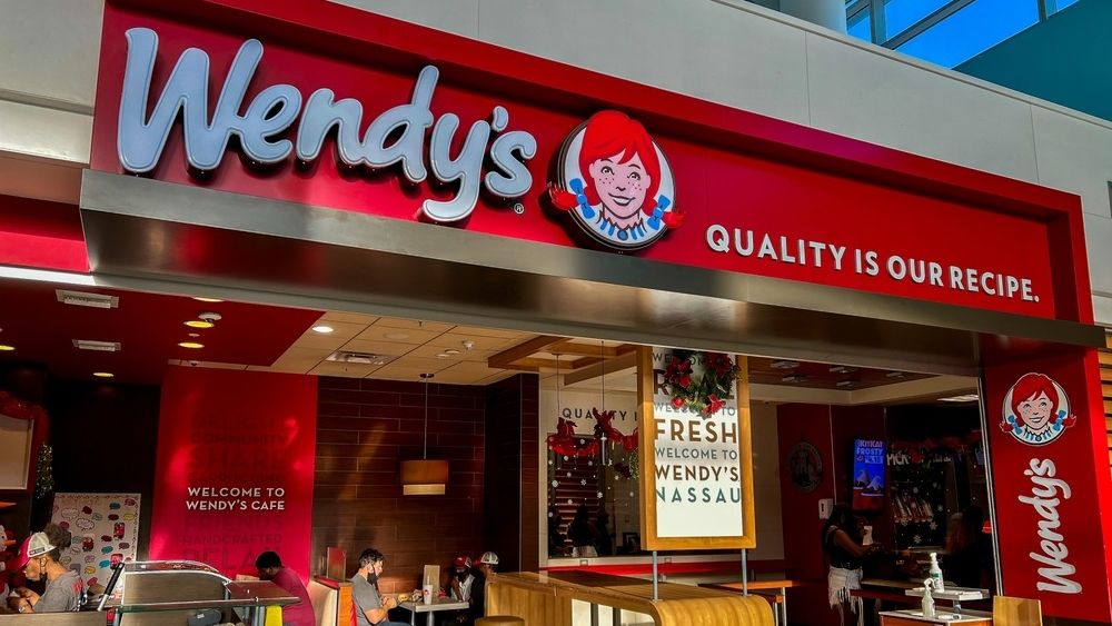 Wendy’s deschide primele restaurante din România. Burgerii pătrați ai celebrului lanț de fast food vor face competiție McDonald’s