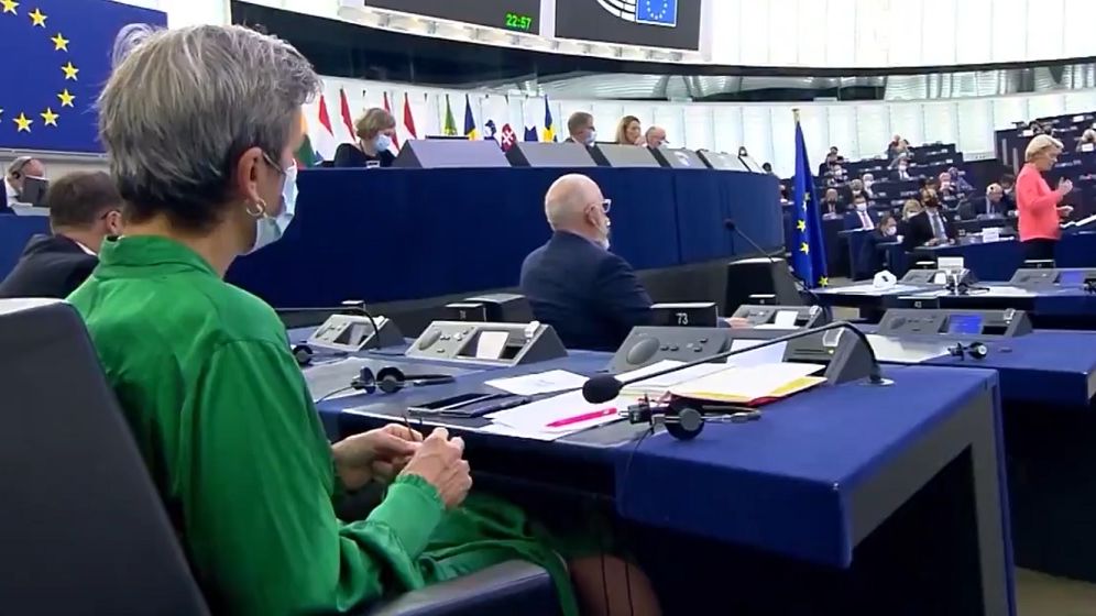 Un comisar UE tricota în timpul discursului Ursulei von der Leyen. „Viitorul UE se țese chiar în aceste momente”