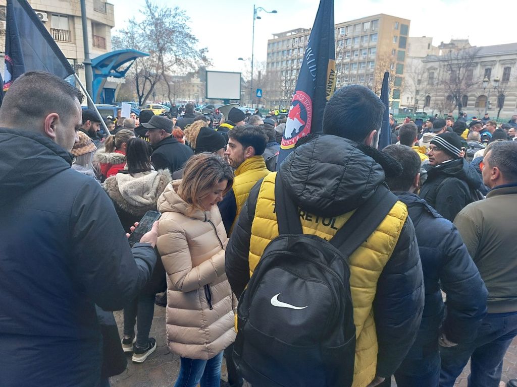 GALERIE FOTO: Trafic blocat în centrul Bucureștiului din cauza unui protest AUR - Imagine 1