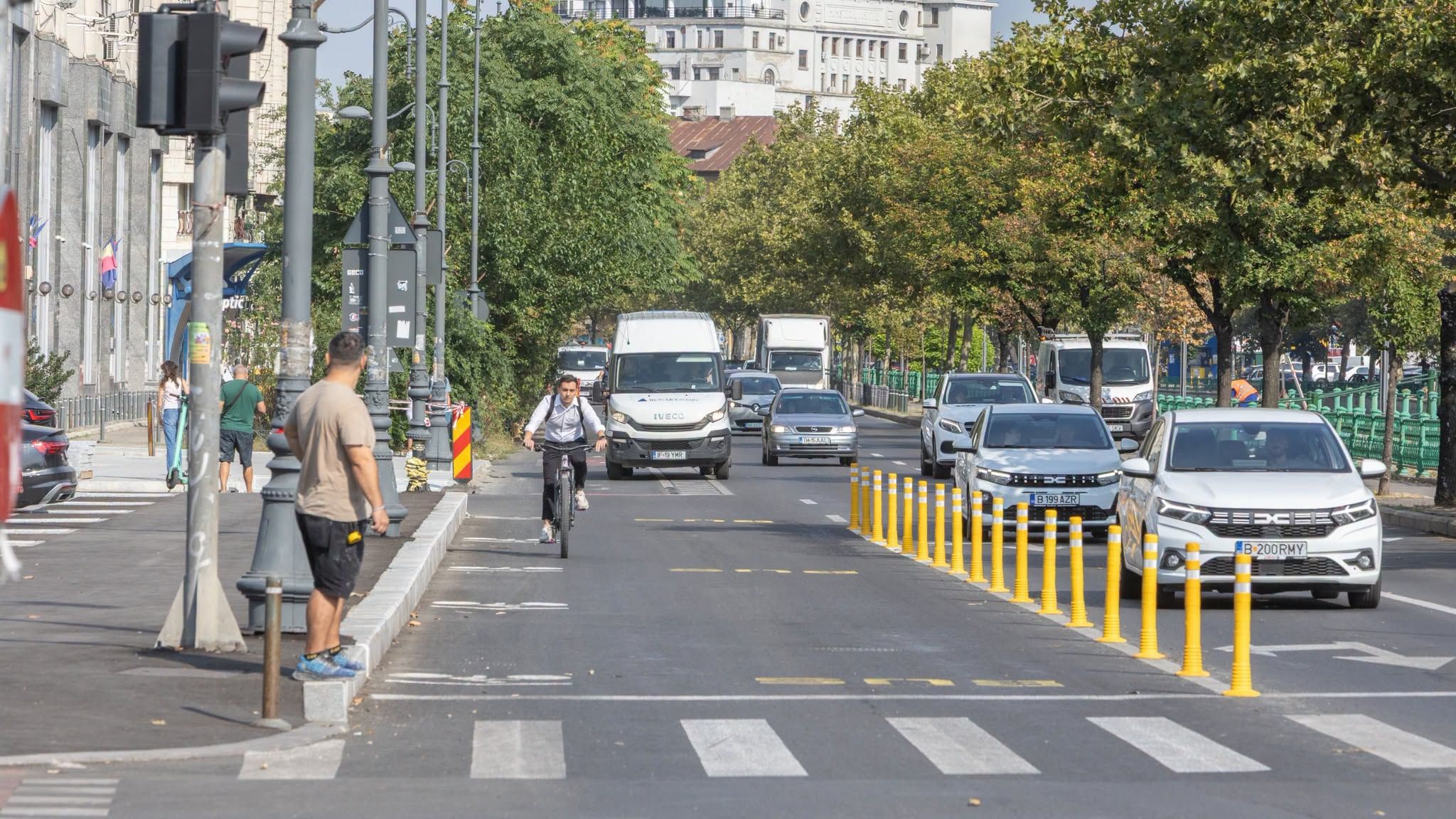 Pistă de biciclete pe Splaiul Independenței. Cum împart banda bicicliștii și autobuzele