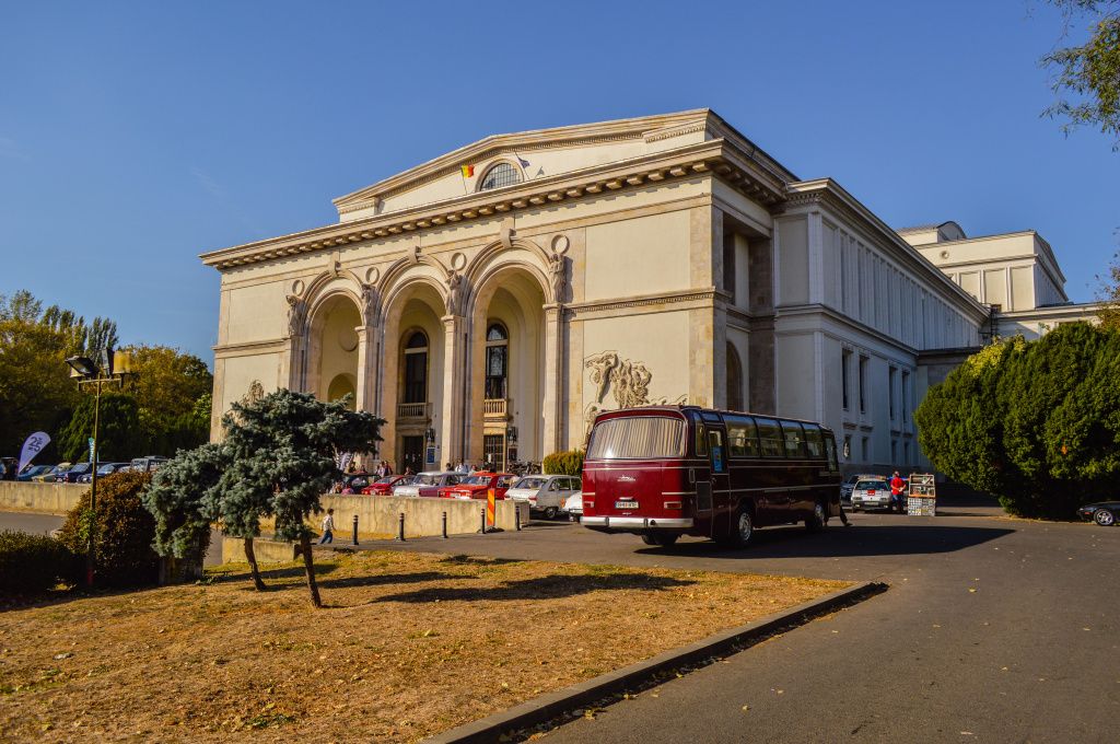 GALERIE FOTO | Mașinile comunismului au făcut baie de mulțime la Operă - Imagine 13