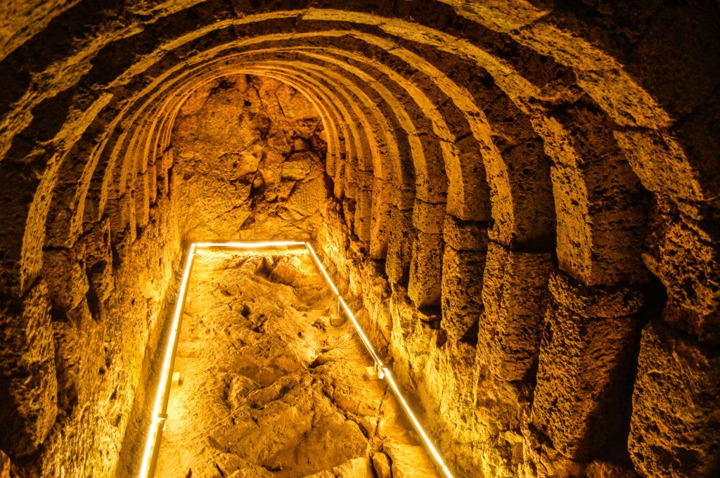 O zonă subterană care a fost găsită de arheologi. La origine, această încăpere pare că n-a avut intrare.