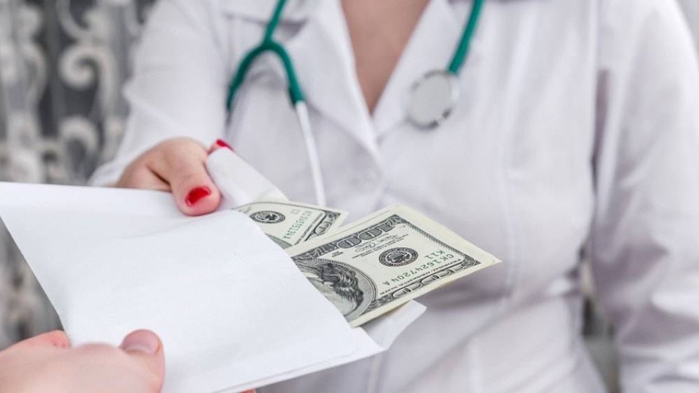 Concedii medicale pe bani și mită pentru operații: Trei medici de la Spitalul Militar, puși sub acuzare